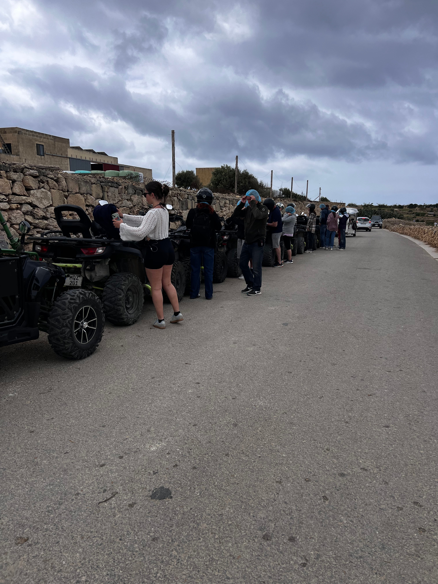 Groupe de quads à Gozo prêt à partir