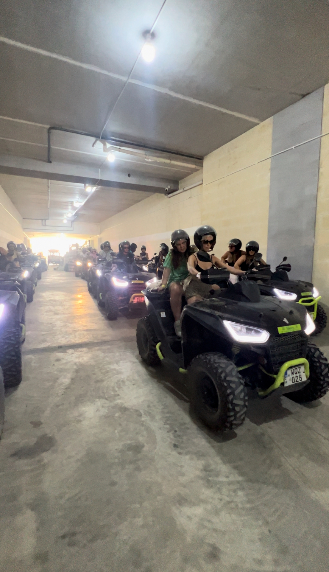 Quad dans un tunnel avant le départ